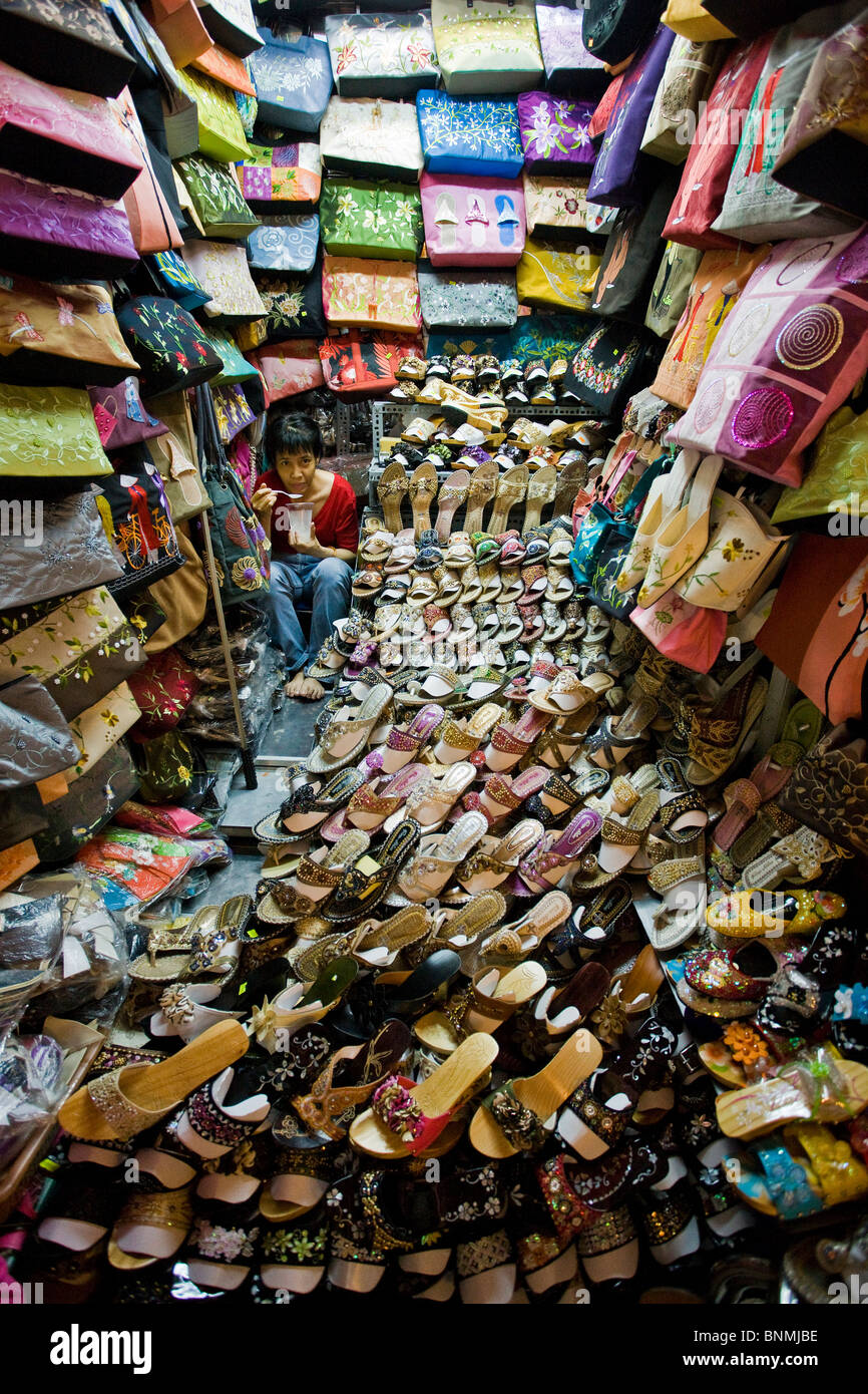 Saigon-Ho-Chi-Minh-Stadt Vietnam Markt fahren Ben Tanh Asia Schuhe  Materialien Stoffe Händler legen Sie Interesse Wahrzeichen Stockfotografie  - Alamy