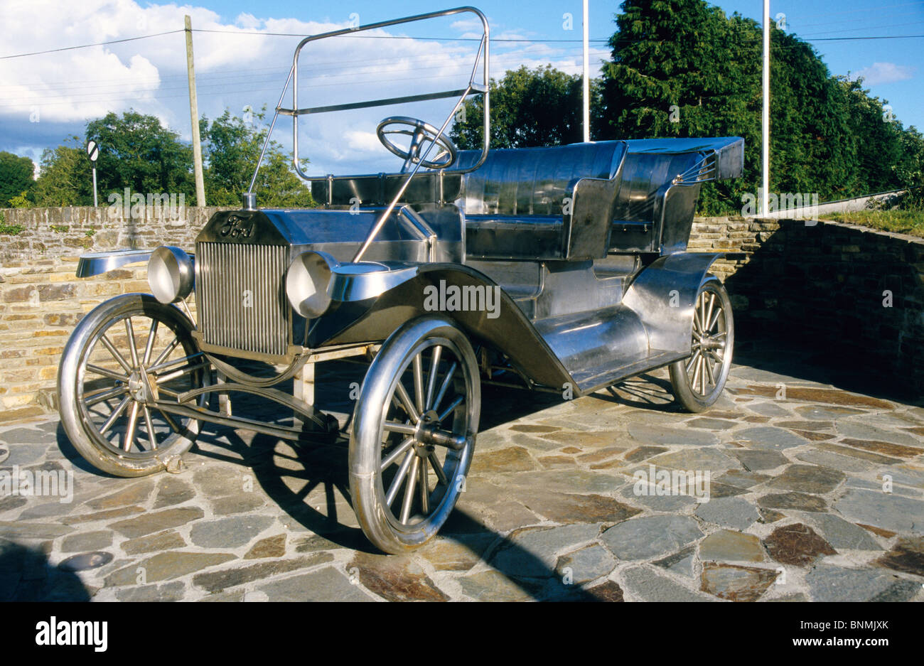 Ein voller Größe Ford T-Modell in Edelstahl auf einem Sockel am Ballinascart. Co Cork Irland - Geburtsort von Henry Ford Stockfoto