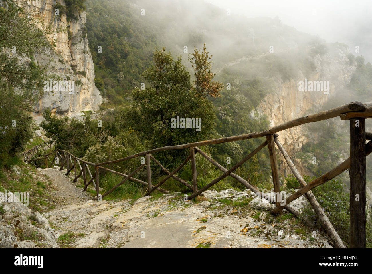 Der Sentiero Degli Dei (Weg der Götter) hoch über der Amalfi Küste, Kampanien, Italien