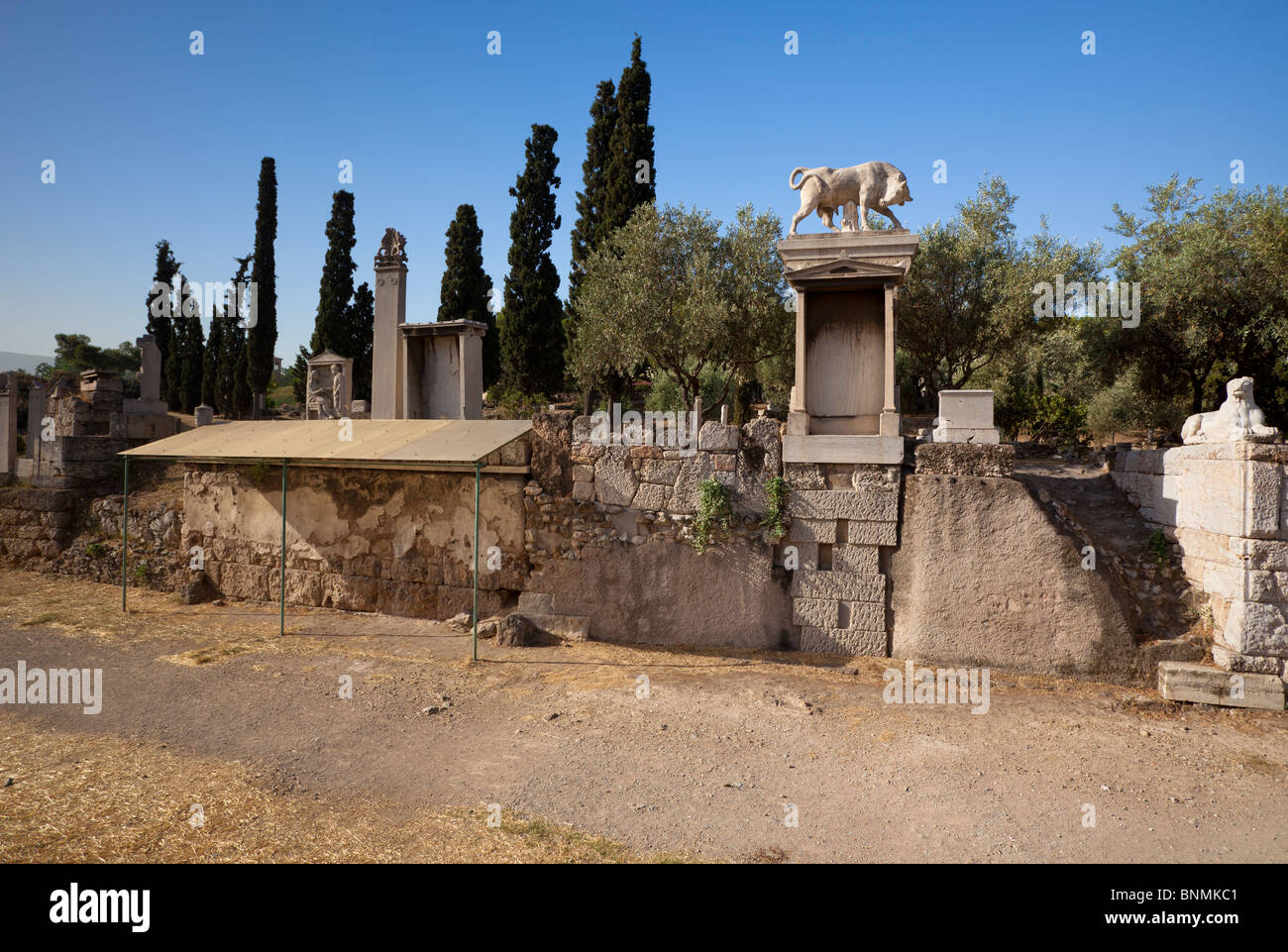 Stier-Skulptur auf dem Grab Denkmal Dionysios von Kollytos im Kerameikos, Athen, Griechenland, ca. 345-338 v. Chr.. Stockfoto