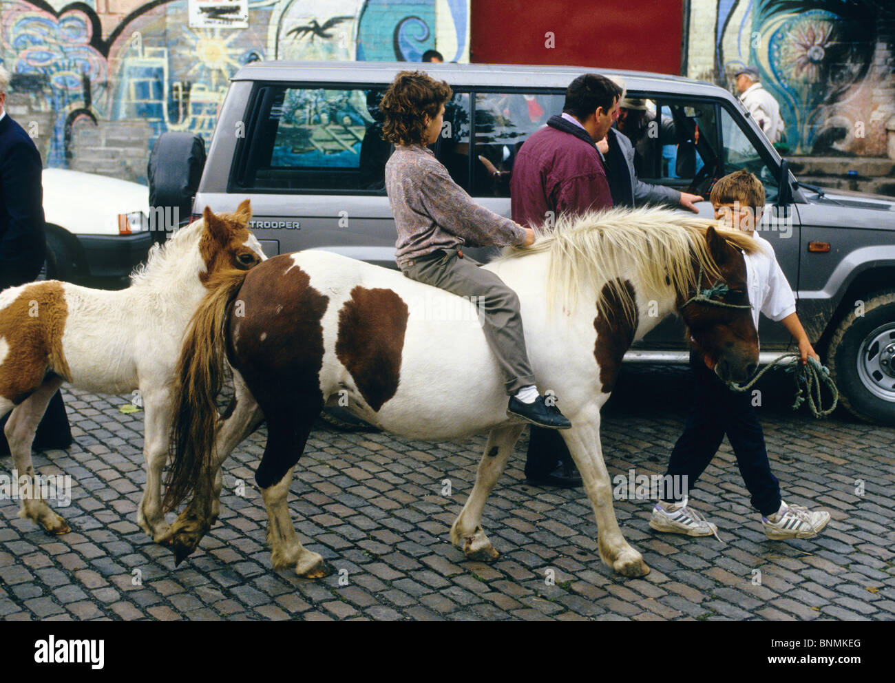 Jungen mit Ponys Smithfield Dublin Irland Stockfoto