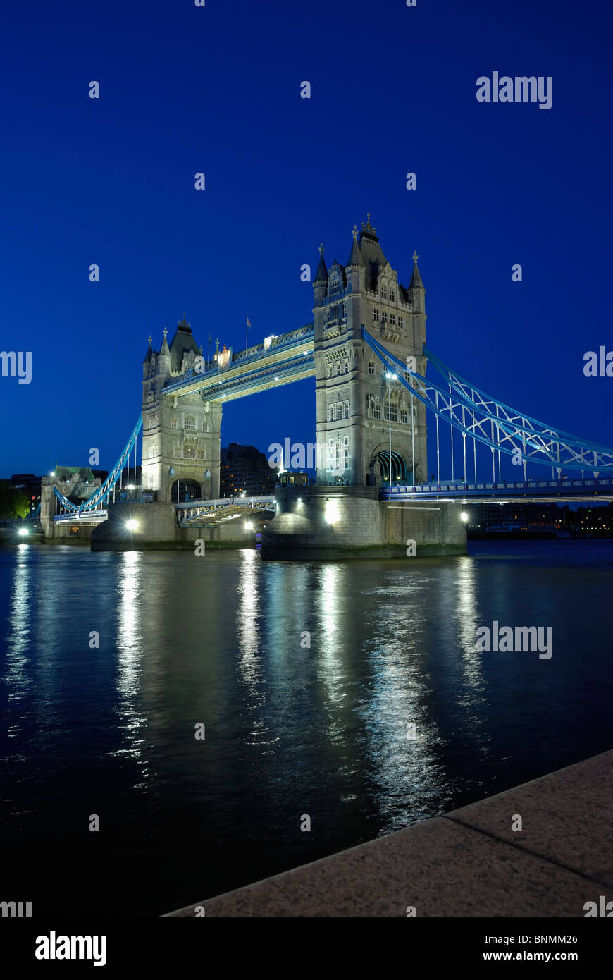 Tower Bridge, London, Großbritannien, in der Abenddämmerung, mit Reflexionen, vom Südufer der Themse Stockfoto