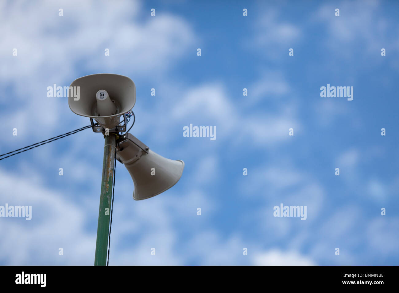 Ela Lautsprecher gegen blauen Himmel, Platz für Text. Stockfoto