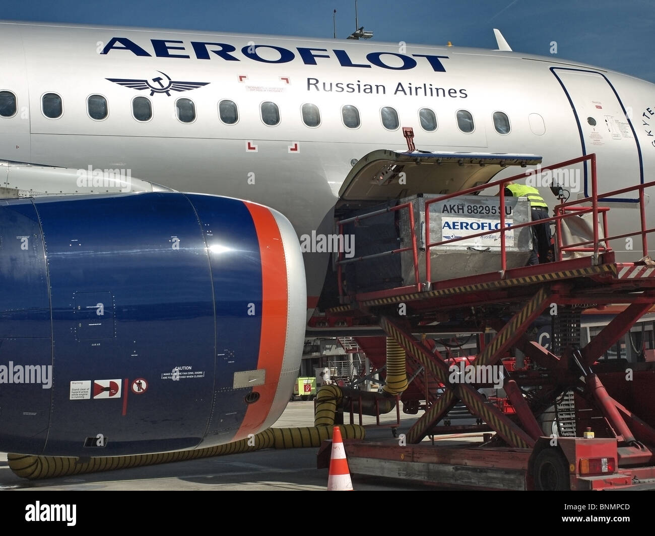 Belastung der Luftfracht auf ein Airbus 320 Jet-Flugzeug der Aeroflot-Russische Fluglinien am Flughafen Fuhlsbüttel, Hamburg, Deutschland. Stockfoto