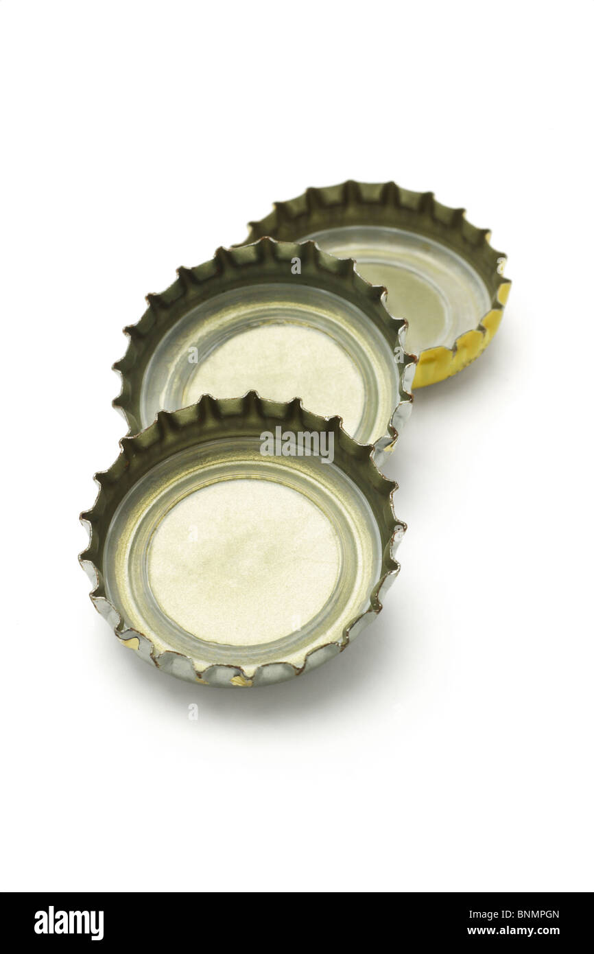 Drei Flaschen Kappen liegen auf weißem Hintergrund Stockfoto