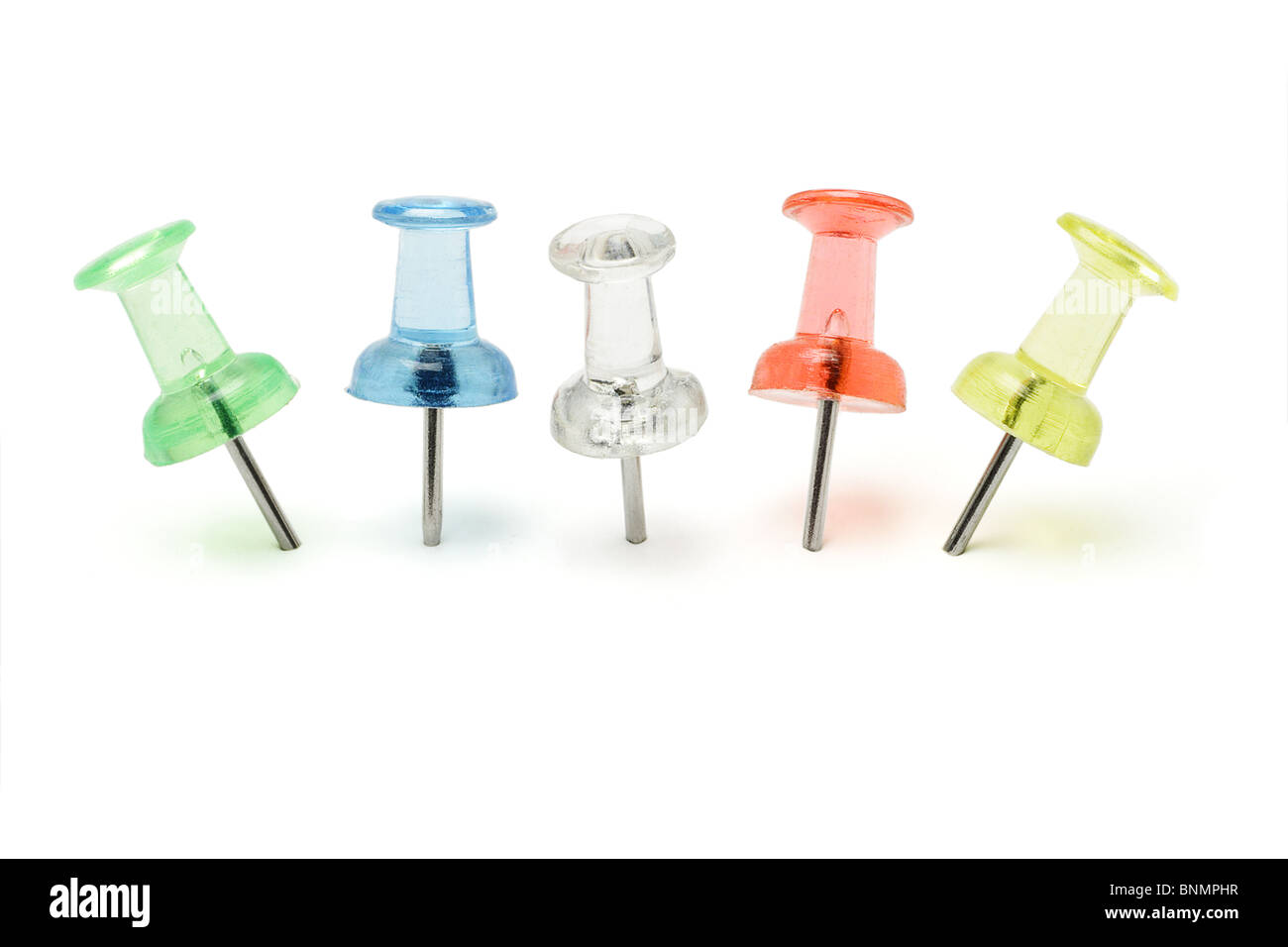 Multicolor Push-Pins in einer Reihe auf weißem Hintergrund angeordnet Stockfoto