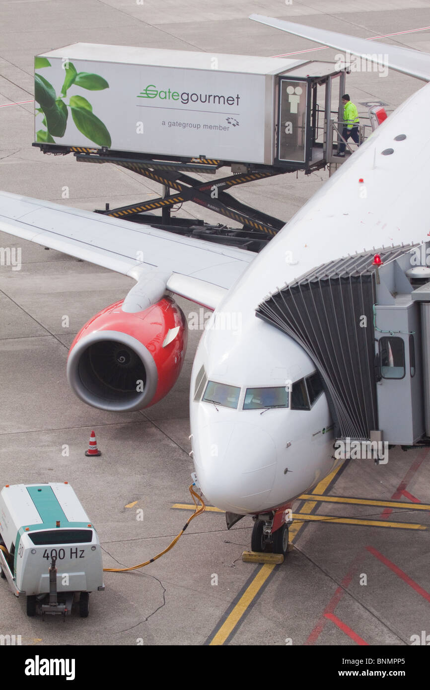 Flugzeug mit Gate Gourmet LKW am Flughafen Düsseldorf International Stockfoto