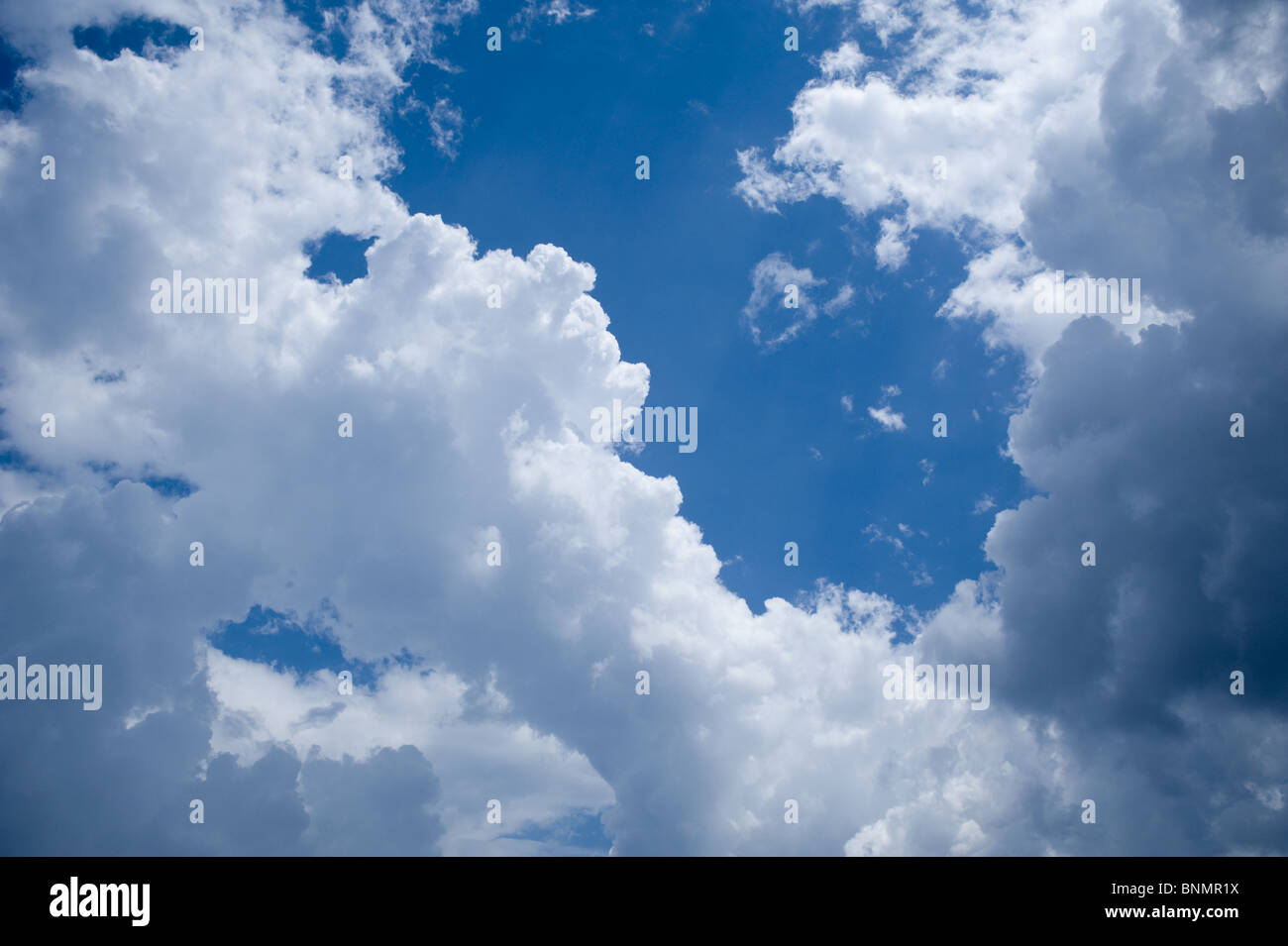 Blauer Himmel und weiße Wolken Stockfoto