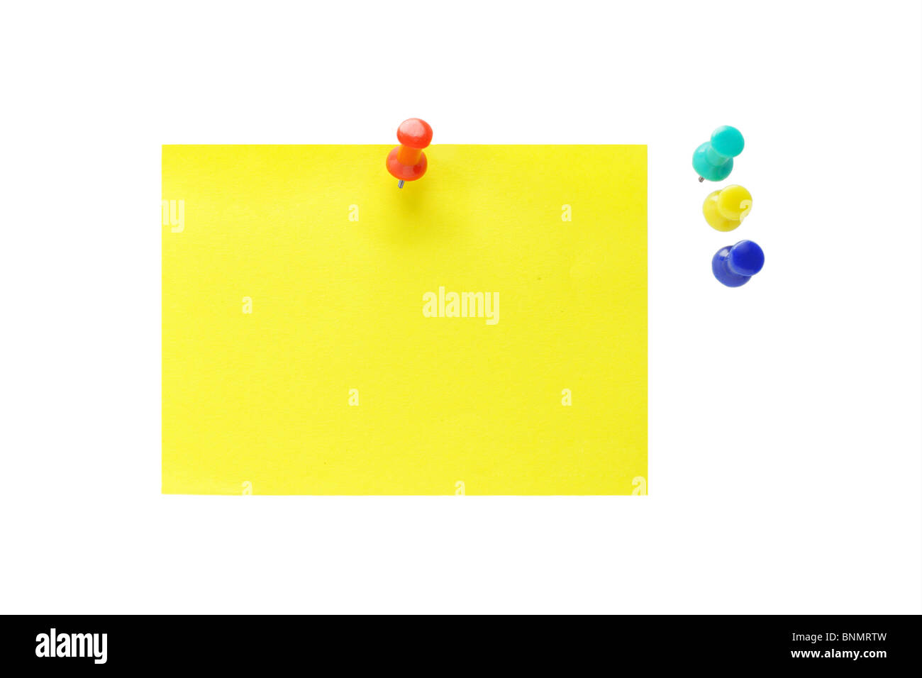 Multicolor Push-Pins und gelbe Notizpapier auf weißem Hintergrund Stockfoto