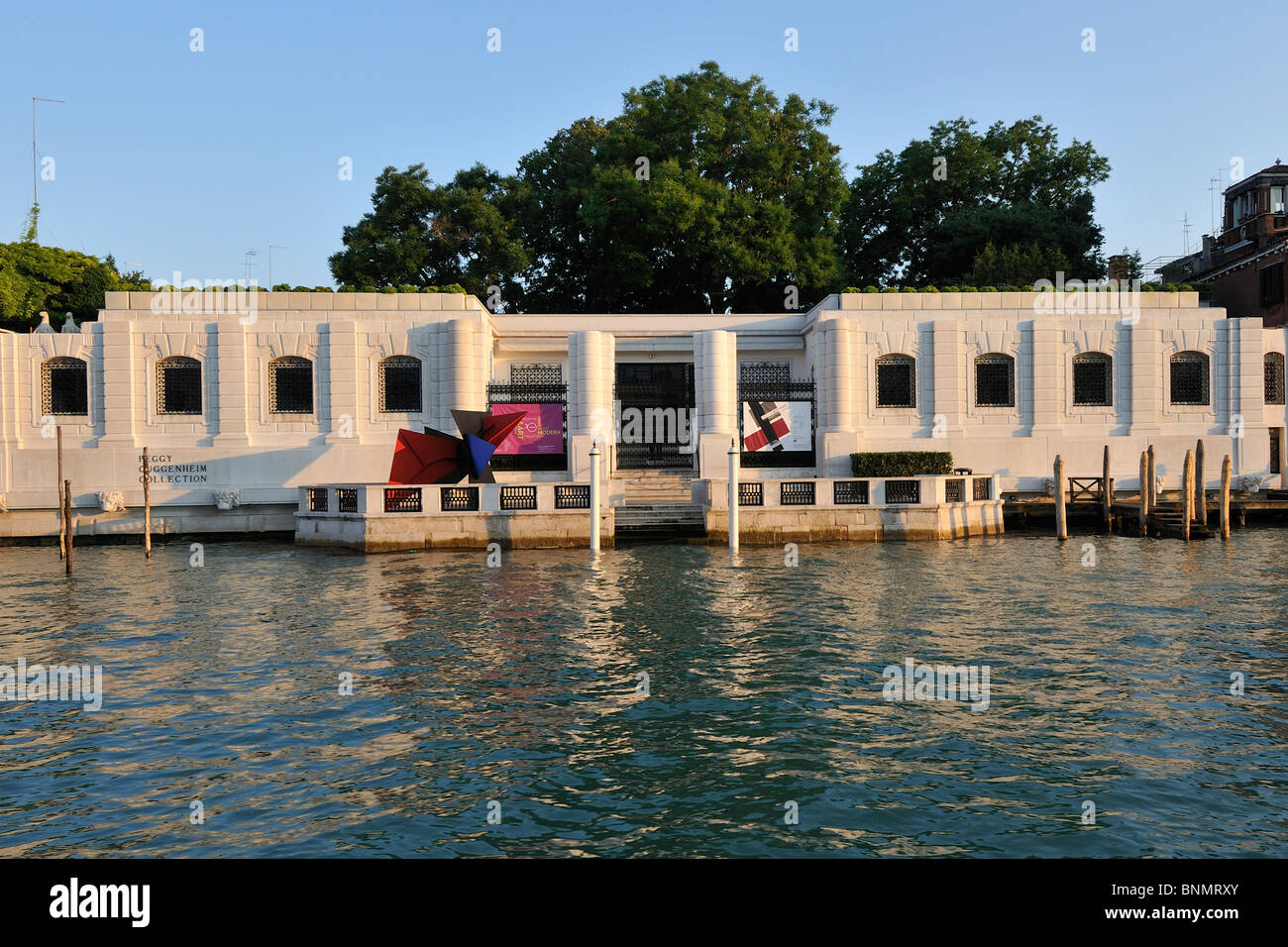 Venedig. Italien. Äußere der Peggy Guggenheim Collection Museum für moderne Kunst, im Palazzo Venier dei Leoni am Canal Grande untergebracht, Dorsoduro. Stockfoto