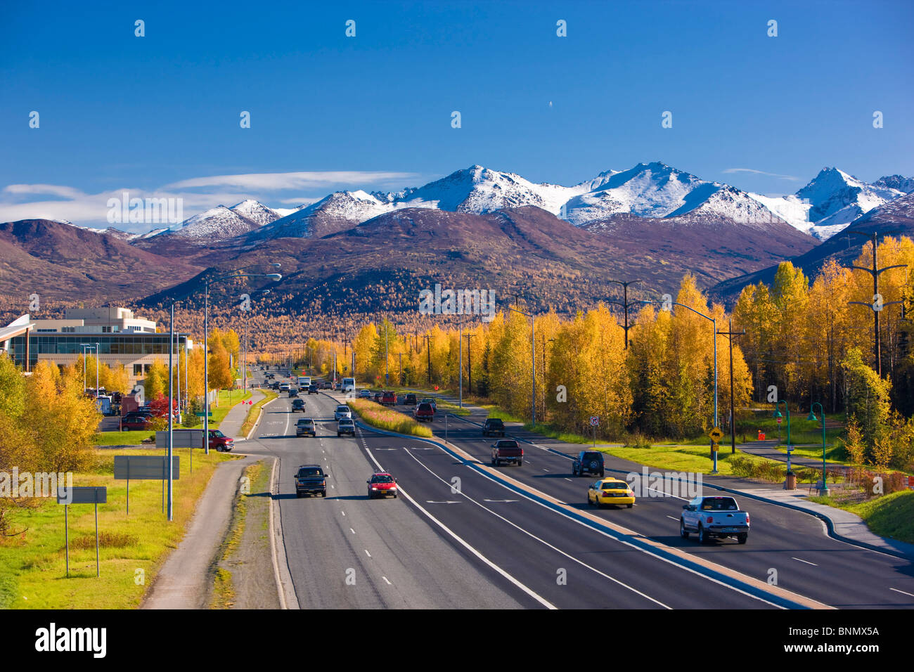 Verkehr auf Tudor Straße, Blick nach Osten in Richtung der Chugach Berge im Herbst, Anchorage, Alaska Stockfoto