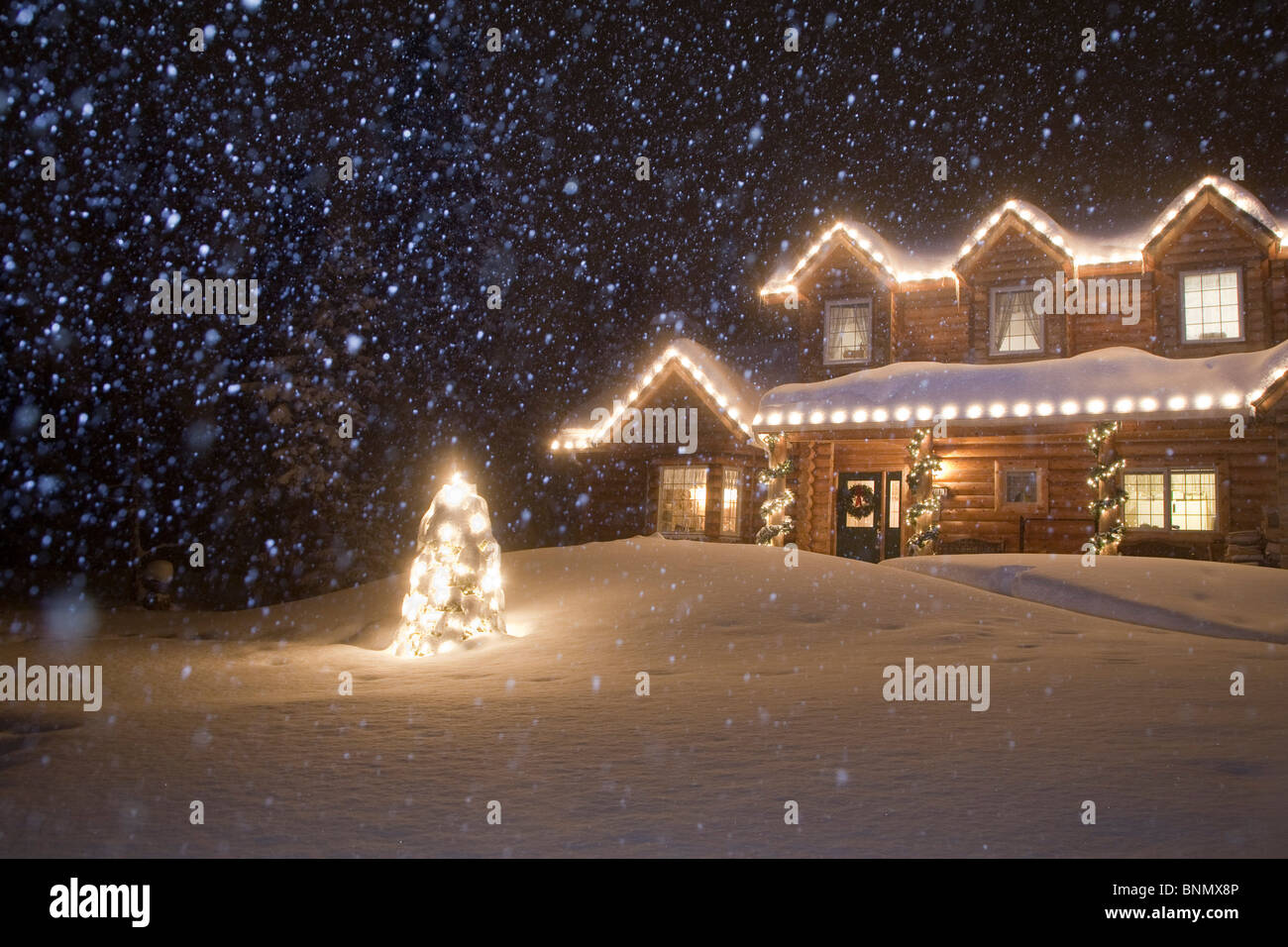 Blockhaus Mit Weihnachtsbeleuchtung Dekoriert Mit Schnee Fallt Anchorage Alaska Stockfotografie Alamy