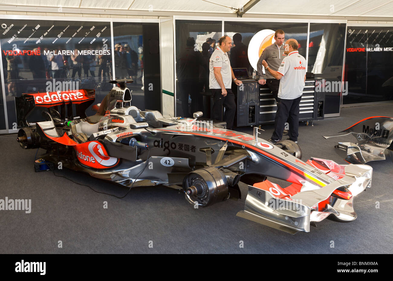 2008 McLaren Mercedes MP4/23 in der Garage auf der 2010 Goodwood Festival of Speed, Sussex, England, UK. Stockfoto