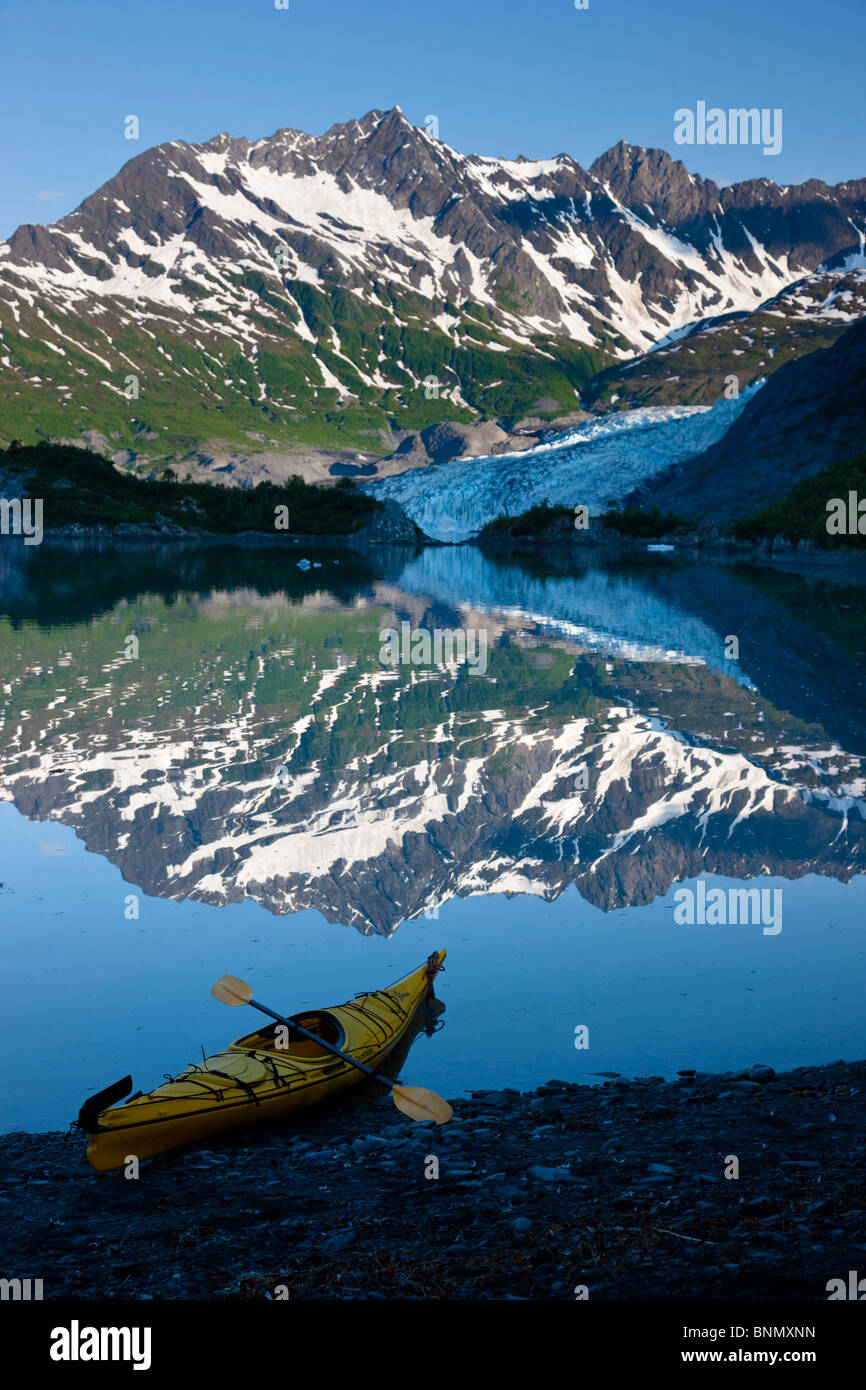 Kajak am Strand in Shoup Bucht mit Shoup Gletscher spiegelt sich im Wasser, Prince William Sound, Alaska Stockfoto