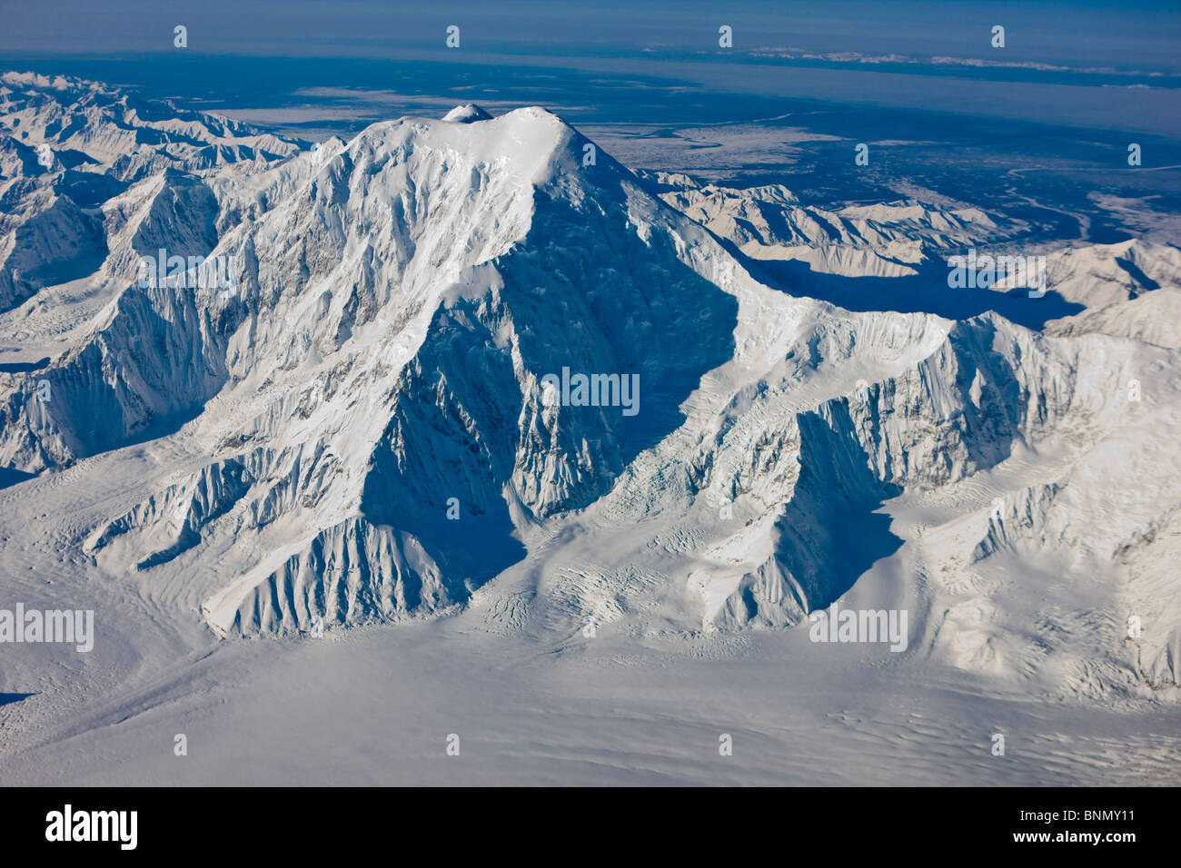 Luftaufnahme des Gipfels des Mount Foraker und die Alaska Range im Winter, Alaska von Westen gesehen Stockfoto