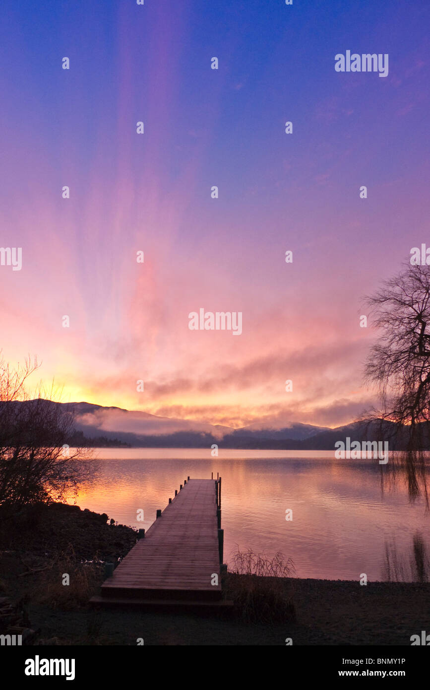 Sonnenaufgang über ein Dock im Whatcom See im Winter, Bellingham, Washington, USA. Stockfoto