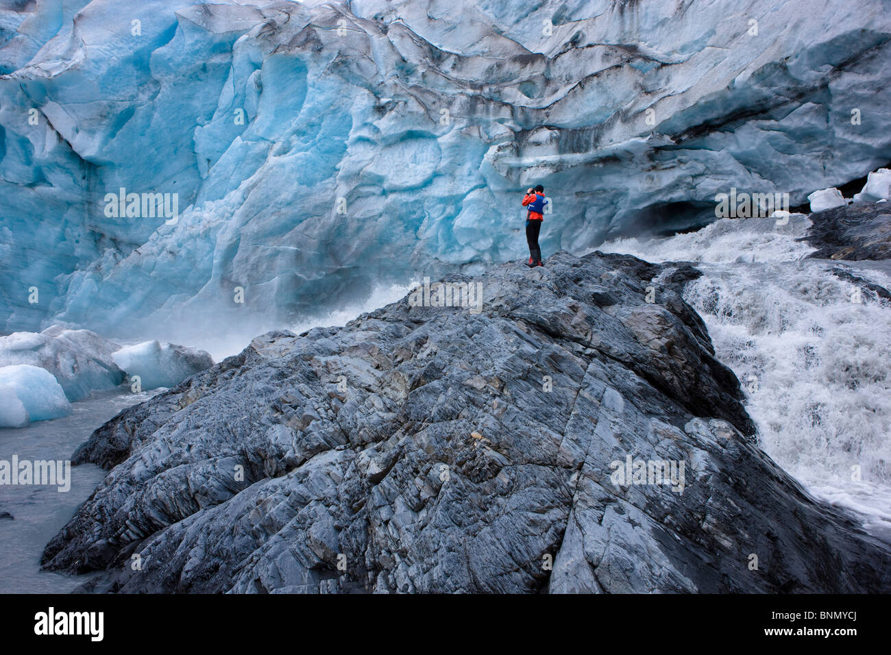 Männliche Kajakfahrer, die Erkundung der Küste vor Shoup Gletscher, Shoup Bay State marine Park, Prince William Sound, Alaska Stockfoto