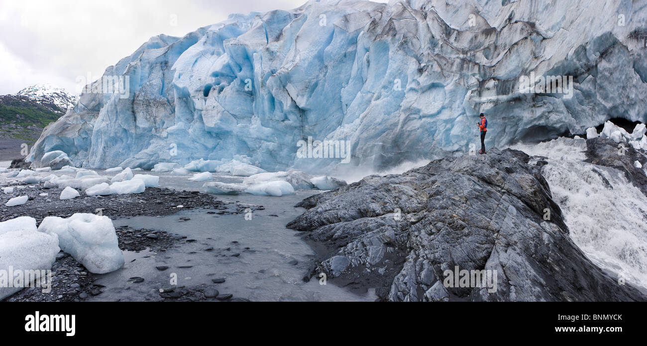 Männliche Kajakfahrer, die Erkundung der Küste vor Shoup Gletscher, Shoup Bay State marine Park, Prince William Sound, Alaska Stockfoto