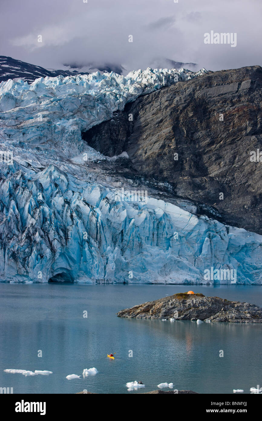 Panoramablick auf Shoup Gletscher und camp Zelt legen Sie auf einer Insel, Shoup Bay State Marine Park, Prince William Sound, Alaska Stockfoto