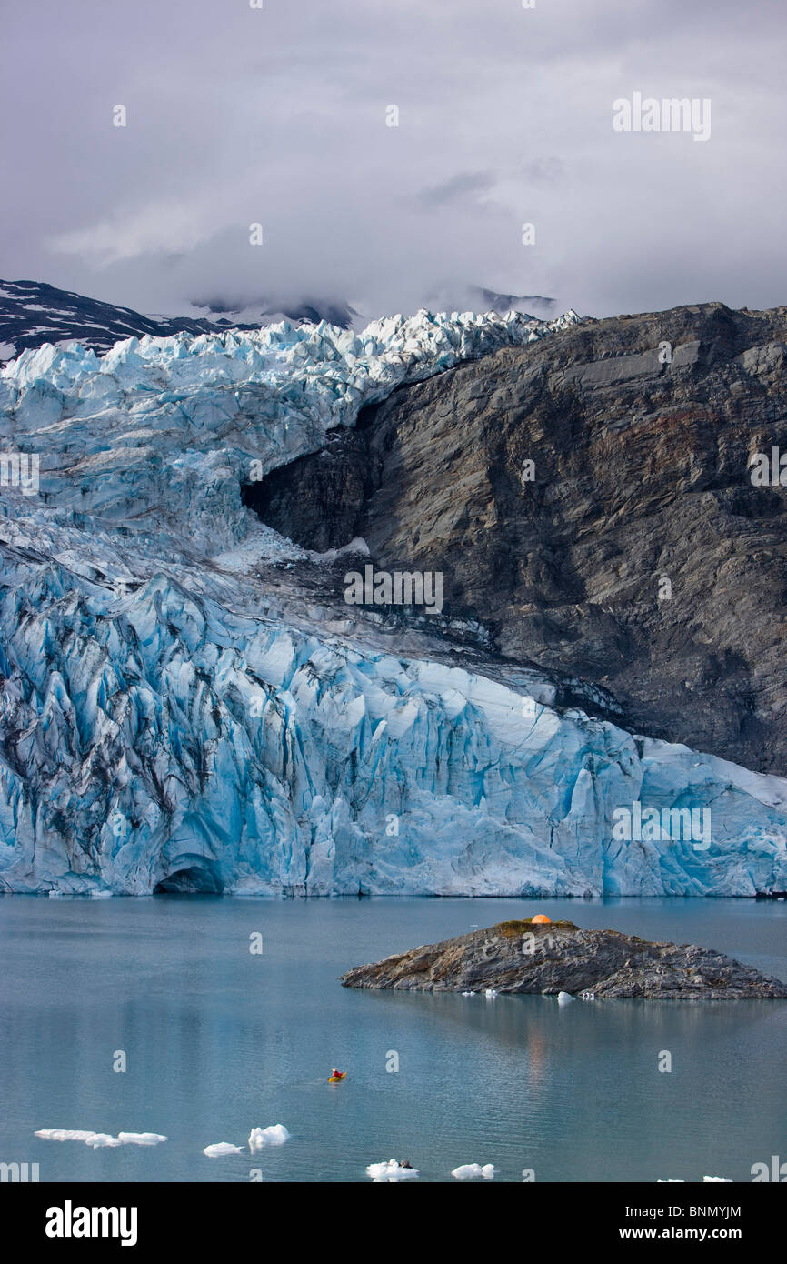 Panoramablick auf Shoup Gletscher und camp Zelt legen Sie auf einer Insel, Shoup Bay State Marine Park, Prince William Sound, Alaska Stockfoto