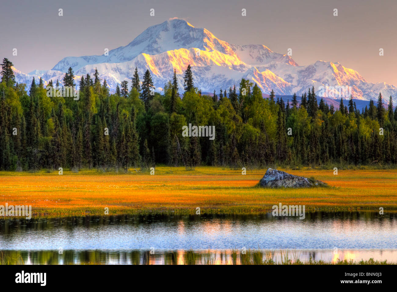 Malerische Aussicht auf Mt. McKinley bei Sonnenuntergang wie aus südlich von Denali Nationalpark Alaska Sommer, HDR-Bild zu sehen Stockfoto