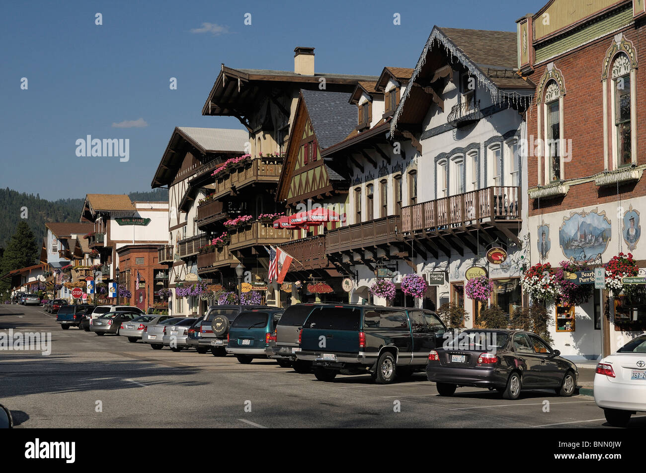Bayerischen Stadt Leavenworth Washington USA Häuser Autos Stockfoto