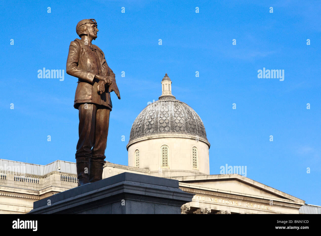 Statue von Sir Keith Park auf dem vierten Sockel auf dem Trafalgar Square mit der Kuppel der Nationalgalerie im Hintergrund Stockfoto