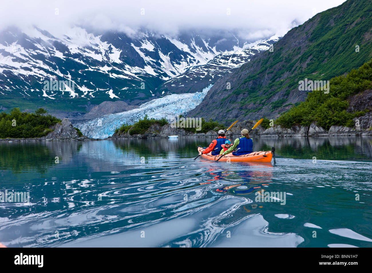 Familie Kajak in Shoup Bucht mit Shoup Gletscher im Hintergrund, Prince William Sound, Alaska Stockfoto