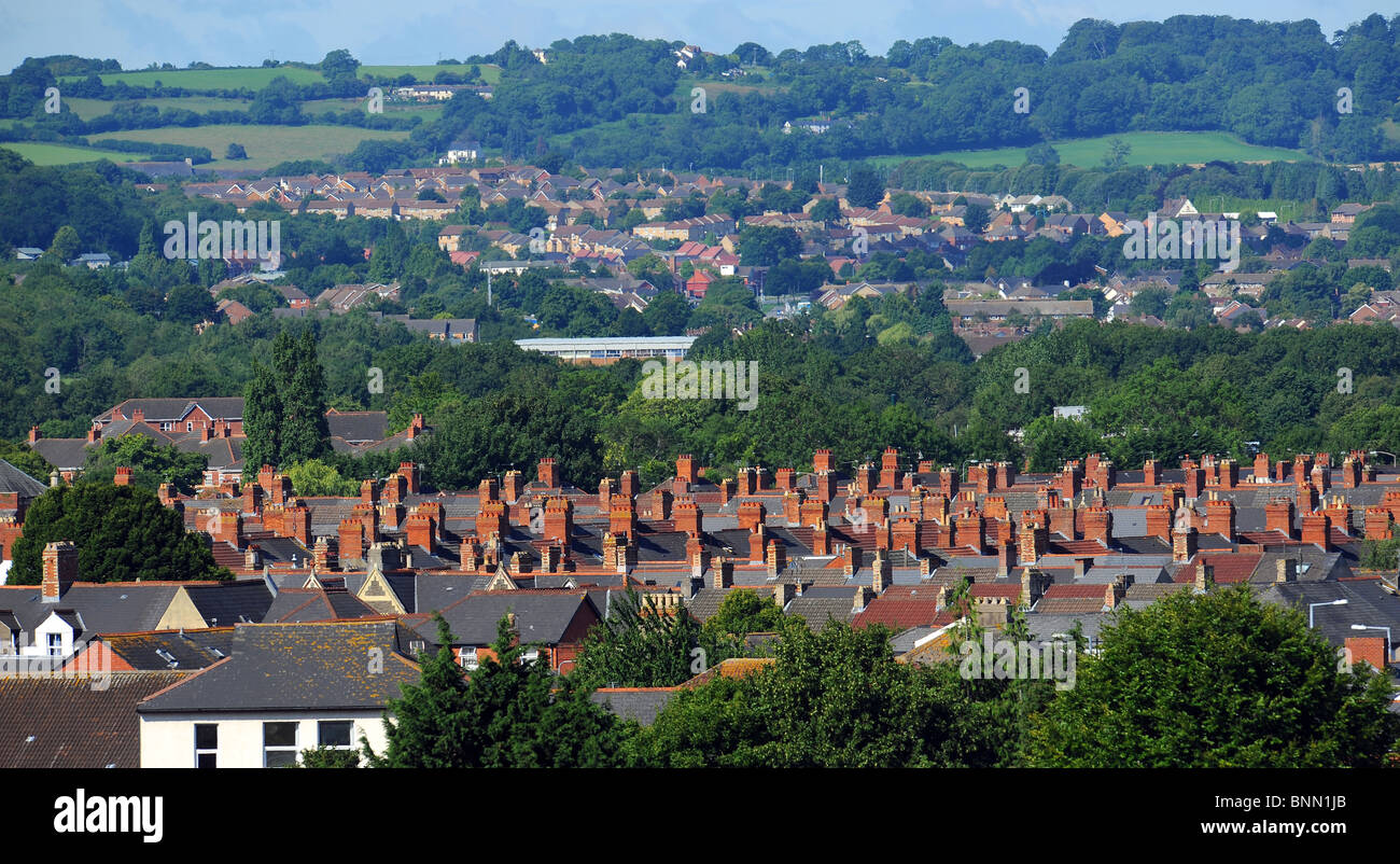 Blick über Dächer mit Blick auf den Stadtrand von Cardiff in Süd-Wales Stockfoto