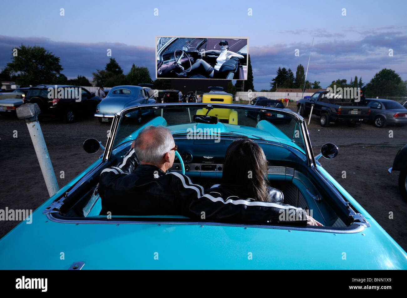 Mann Frau paar Oldtimer 1955 T-Bird Motor Vu fahren In Dallas Oregon USA Kino parken, Stockfoto