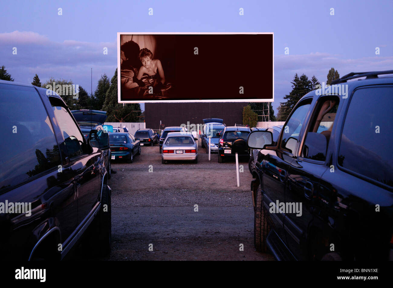 Motor Vu fahren In Dallas Oregon USA Kino parkende Autos Stockfoto