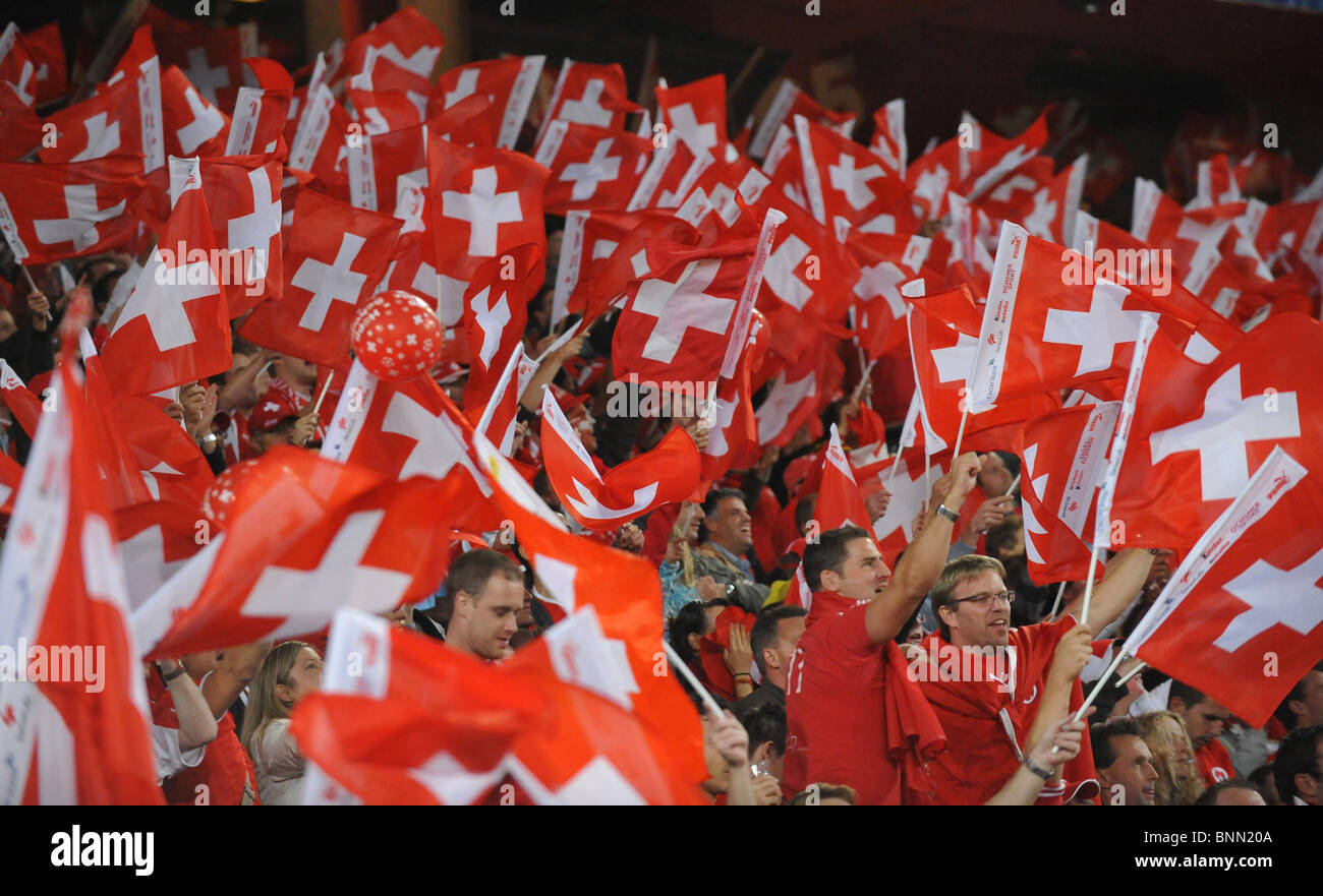 Stadion Fußball Fußball Fans Zuschauer, die Schweiz Fahnen Flaggen Banner  rot Sport Basel St. Jakob Stockfotografie - Alamy