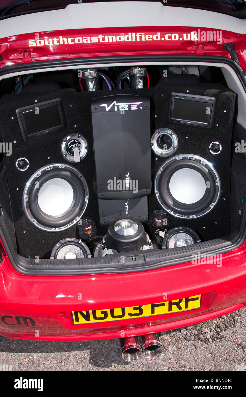 Auto mit einer riesigen Stereoanlage im Kofferraum Stockfoto
