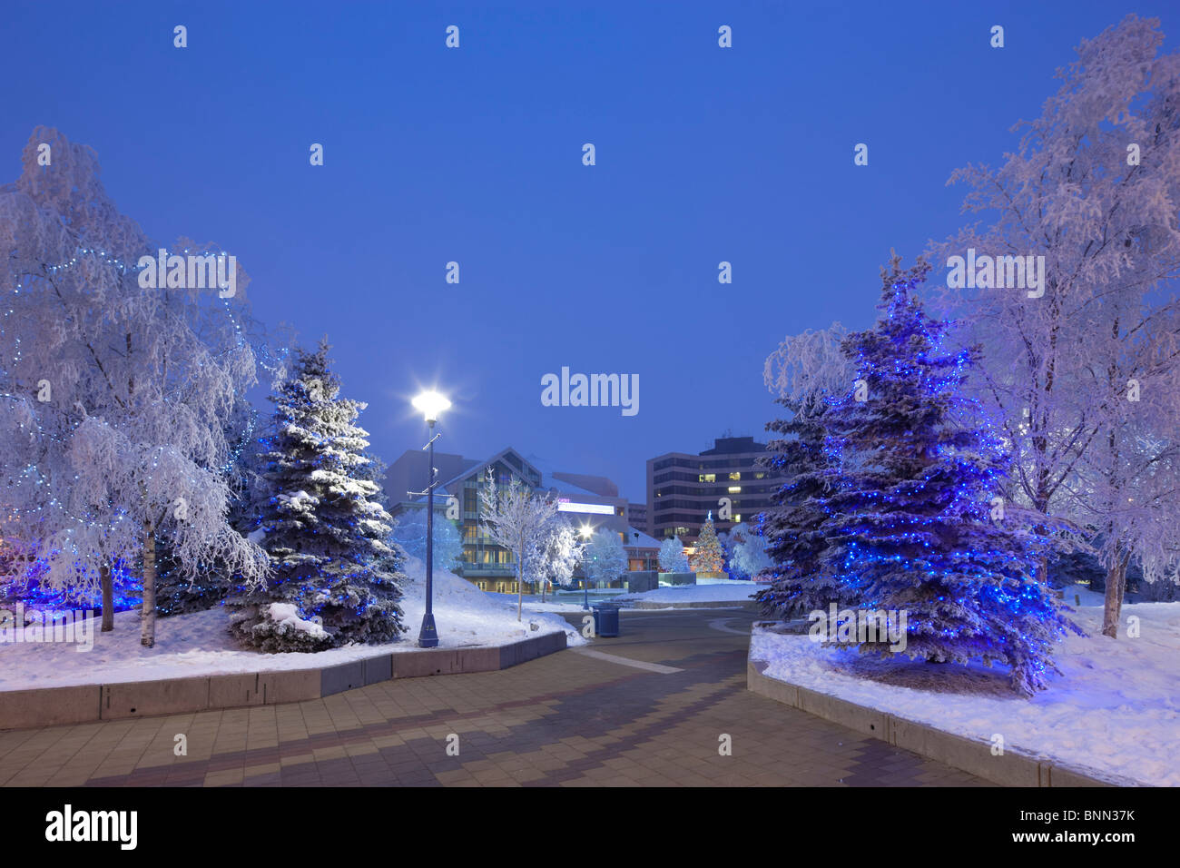 Verankerung des Altstädter Ring dekoriert für Weihnachten in der Dämmerung, Alaska Stockfoto