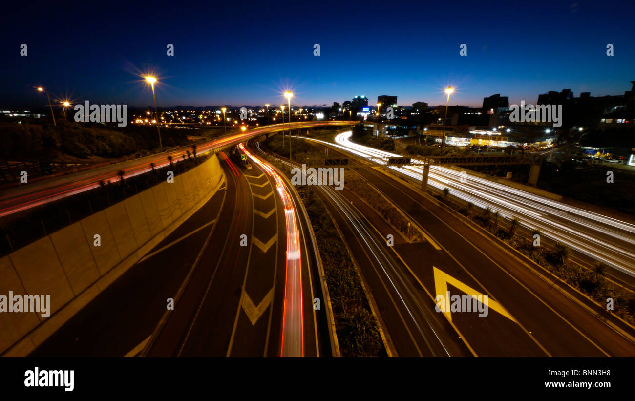 Verkehrsfluss, am frühen Abend entlang der Südautobahn, Auckland, Neuseeland. Auf der Suche nach West. Stockfoto