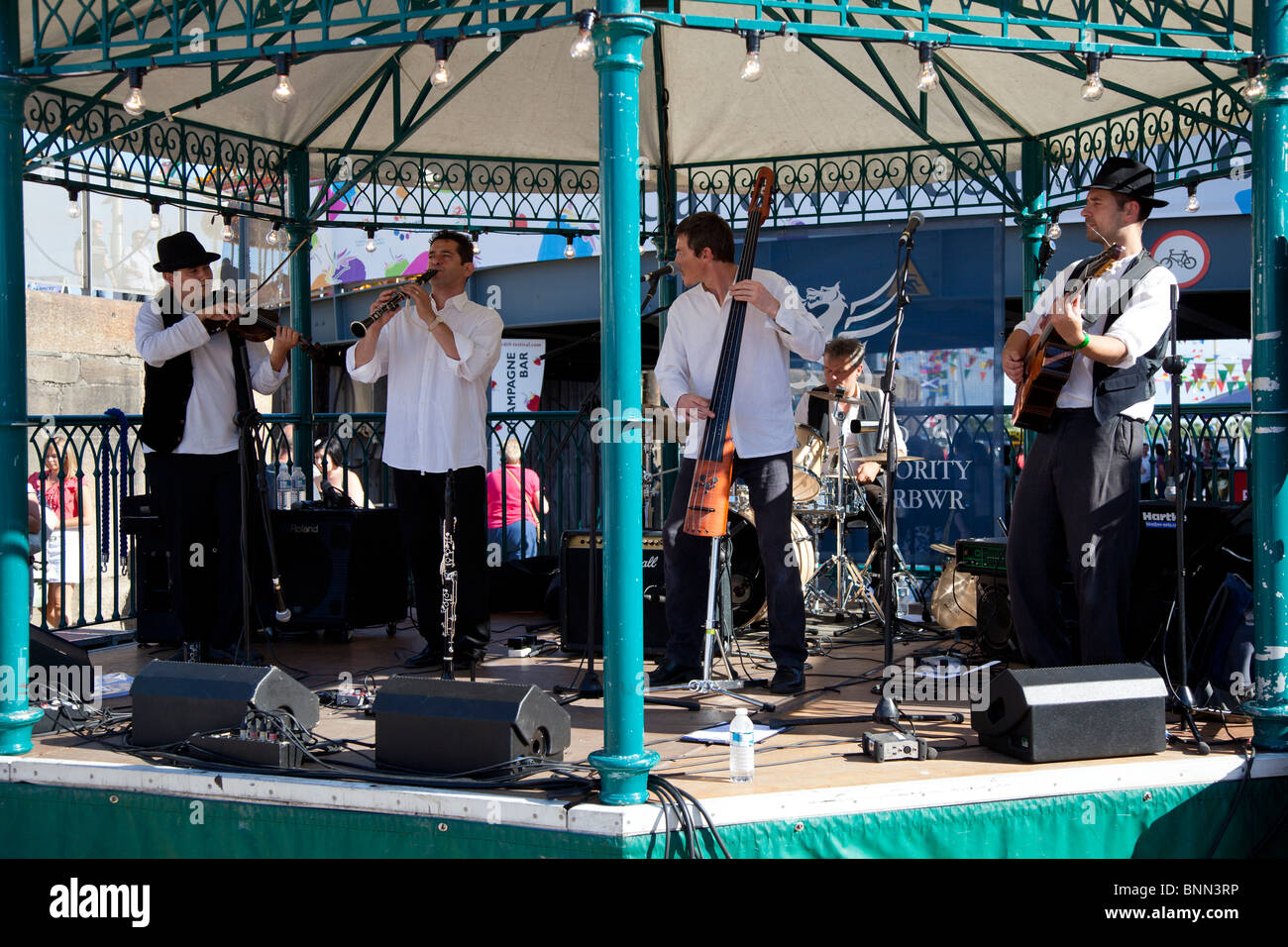 Live-Musik auf der Musikpavillon im Roald Dahl Plass bei der Cardiff International Food and Drink Festival 2010. Stockfoto