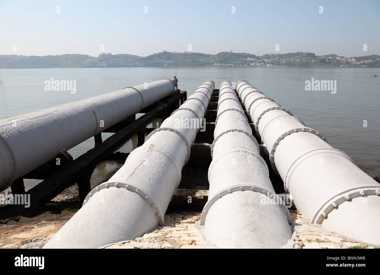 Kanalisation über das Flusswasser Stockfoto