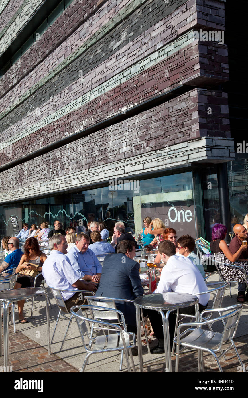 Kunden Essen und trinken vor einem Café Bar während der 2010 International Food and Drink Festival, Cardiff Bay Stockfoto