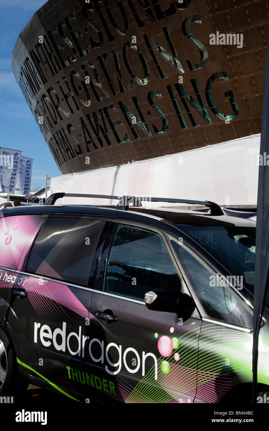 Red Dragon Radio Fahrzeug parkte vor das Wales Millennium Centre während der 2010 International Food and Drink Festival. Stockfoto
