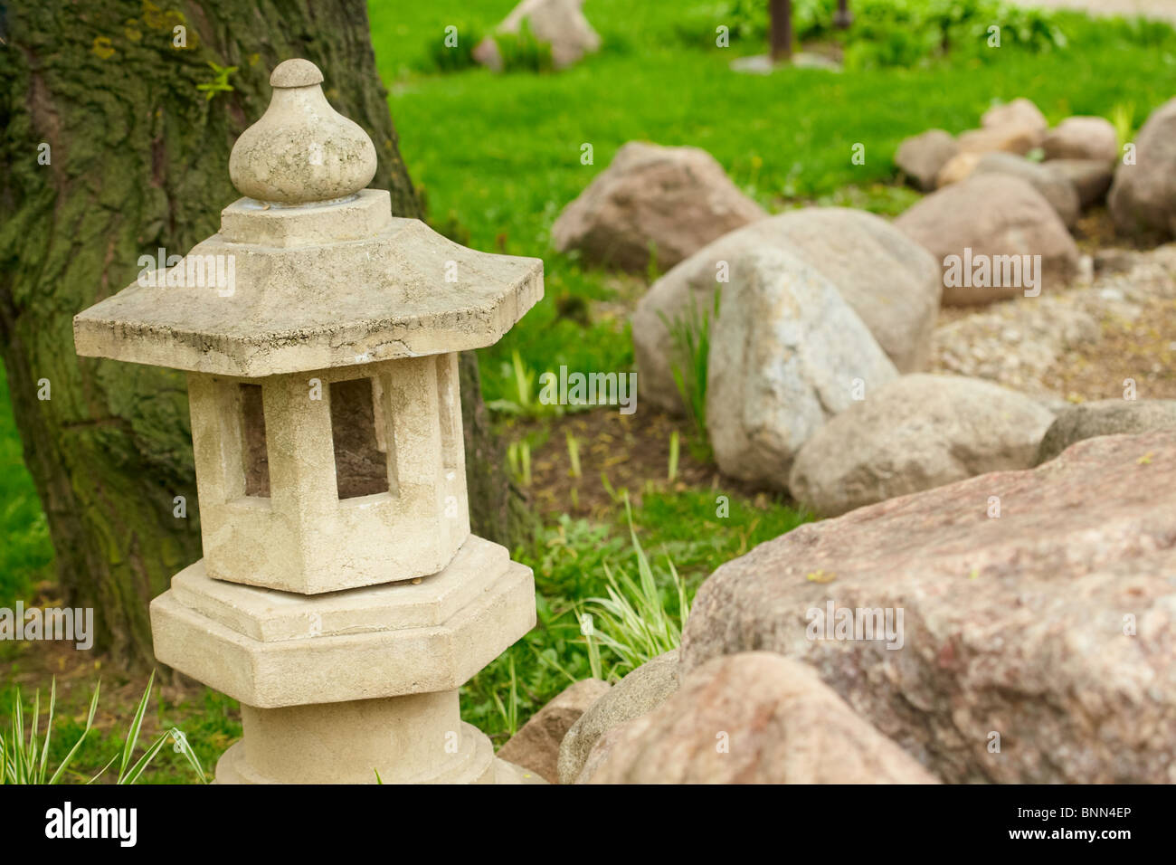 Japanischer Garten mit Stein-Pagode Stockfoto