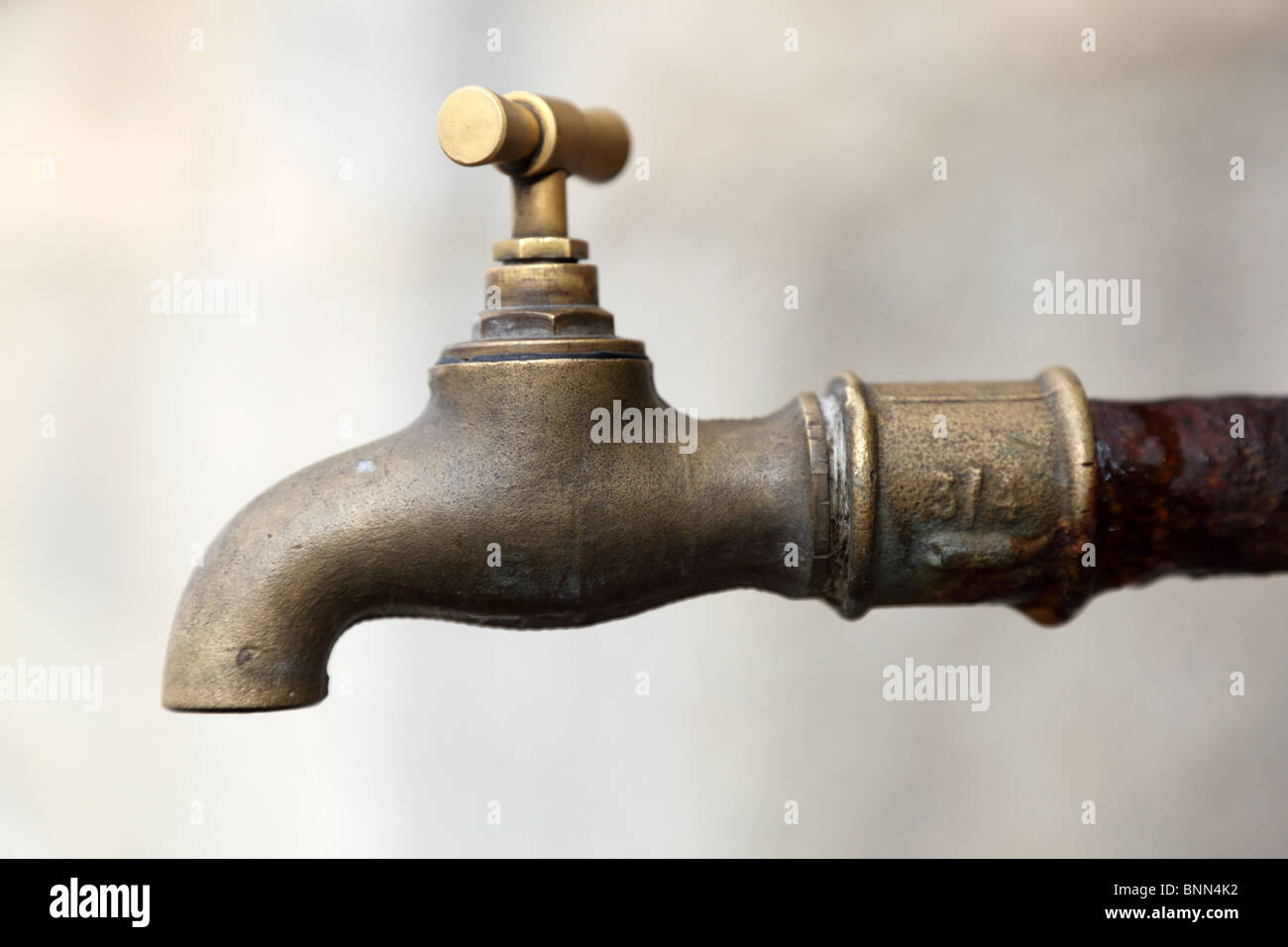 Alte rostige Messing Wasserhahn Stockfoto