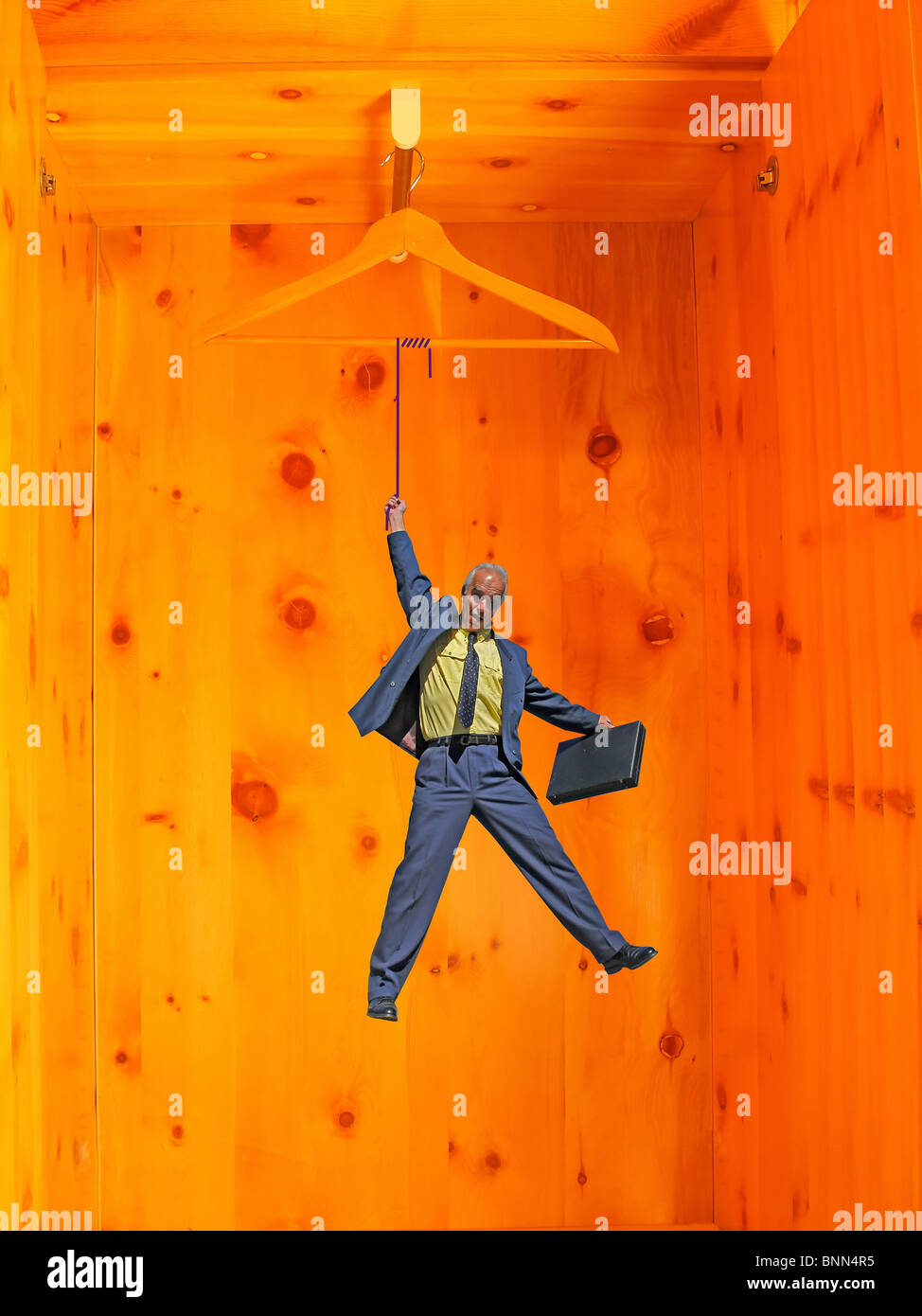 Business-Anzügen herum hängenden warten warten Spannung Aussetzung formale Spaß Witz, dass Humor Kleiderbügel Kleiderschrank Schrank Stockfoto