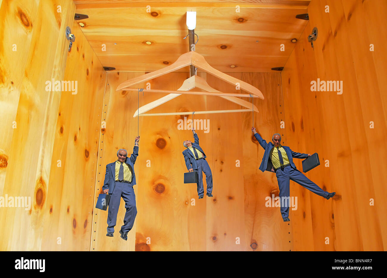 Business-Anzügen herum hängenden warten warten Spannung Aussetzung formale Spaß Witz, dass Humor Kleiderbügel Kleiderschrank Schrank Stockfoto