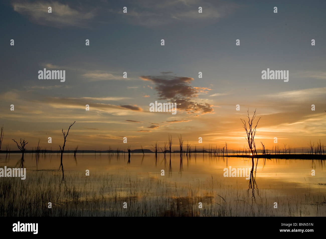 Sonnenuntergang über den zweitgrößten Mann gemacht dam in der Welt, Lake Kariba in Simbabwe Stockfoto