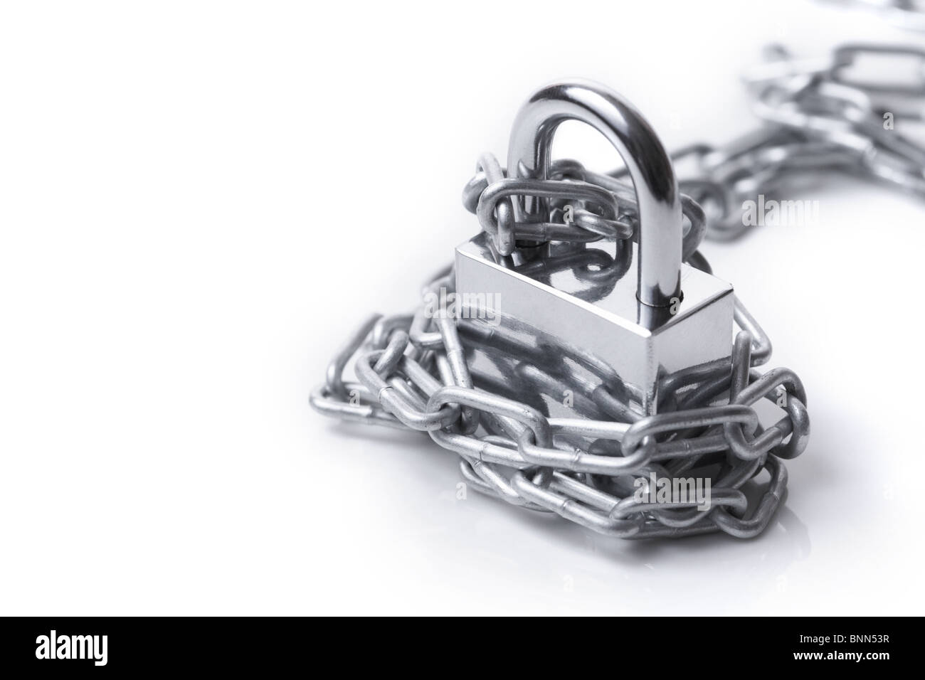 Schloss und Kette auf dem weißen Hintergrund Stockfoto