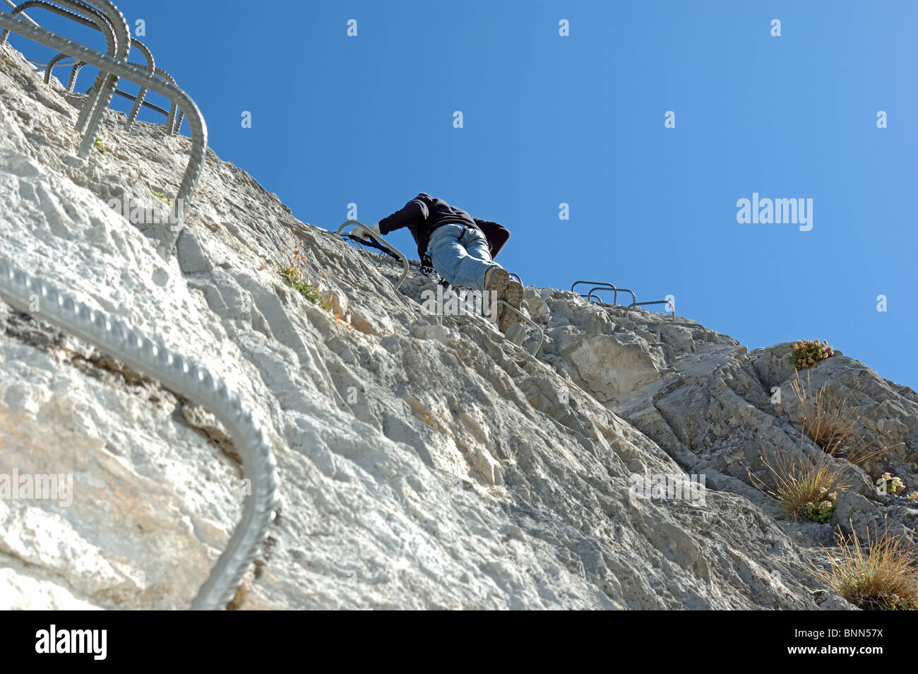 Klettern Sie klettern Schritt geläutet Schnur Seil Draht Sicherheit Sport vertikale Sicherheit Linie Hauser Griff halten Mountain Rock Kalkstein kalkhaltig Stockfoto