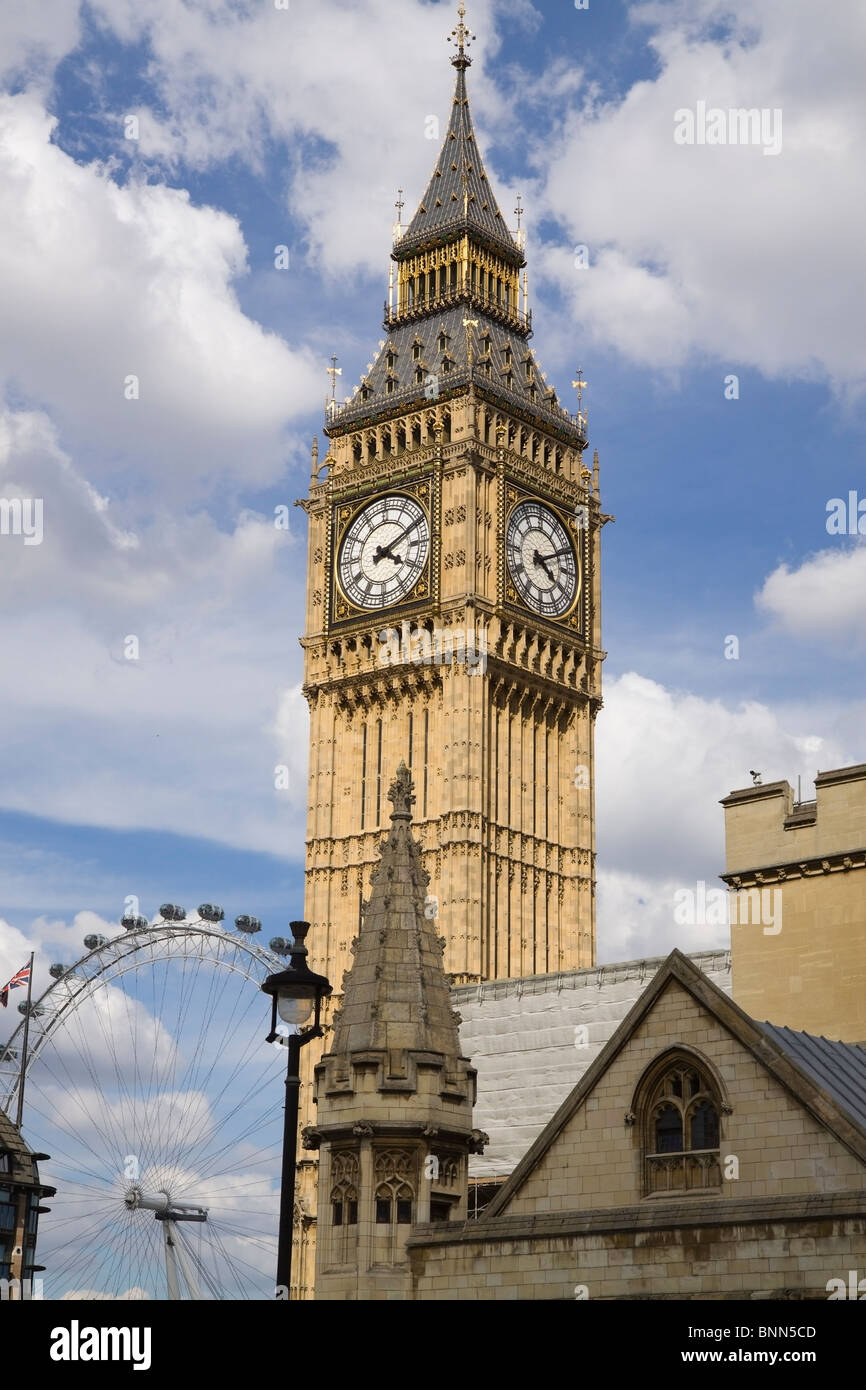 Big Ben, der Uhrturm des Palace Wesminster mit dem London Eye im Hintergrund Stockfoto
