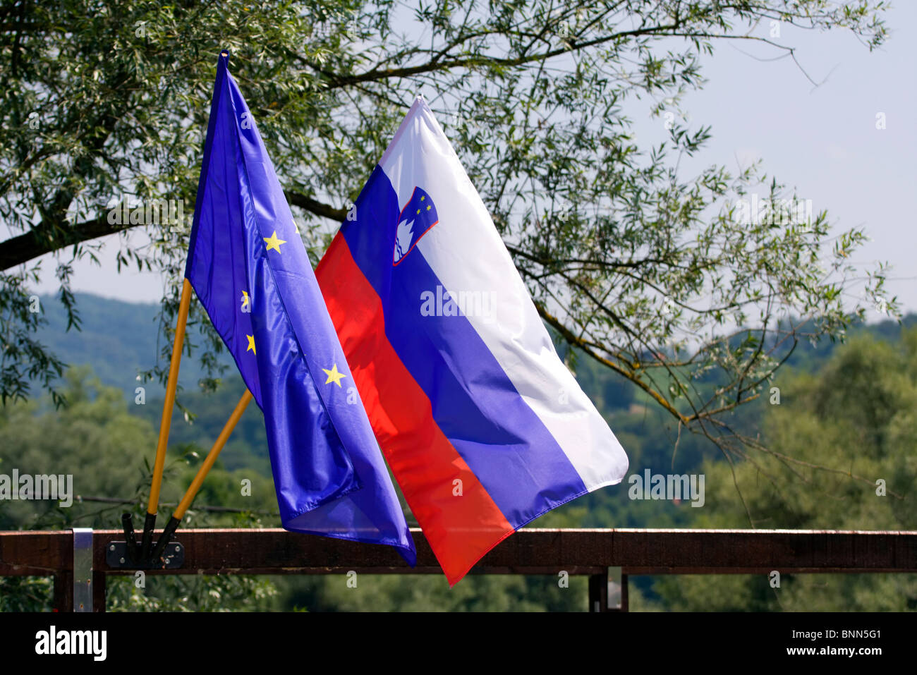 Fahnen der Europäischen Union und Slowenien. Stockfoto