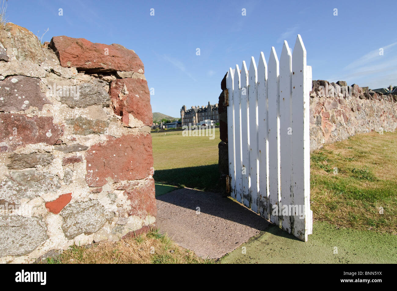 Weißes Tor in einer Steinmauer auf dem Golfplatz in North Berwick, Schottland Stockfoto