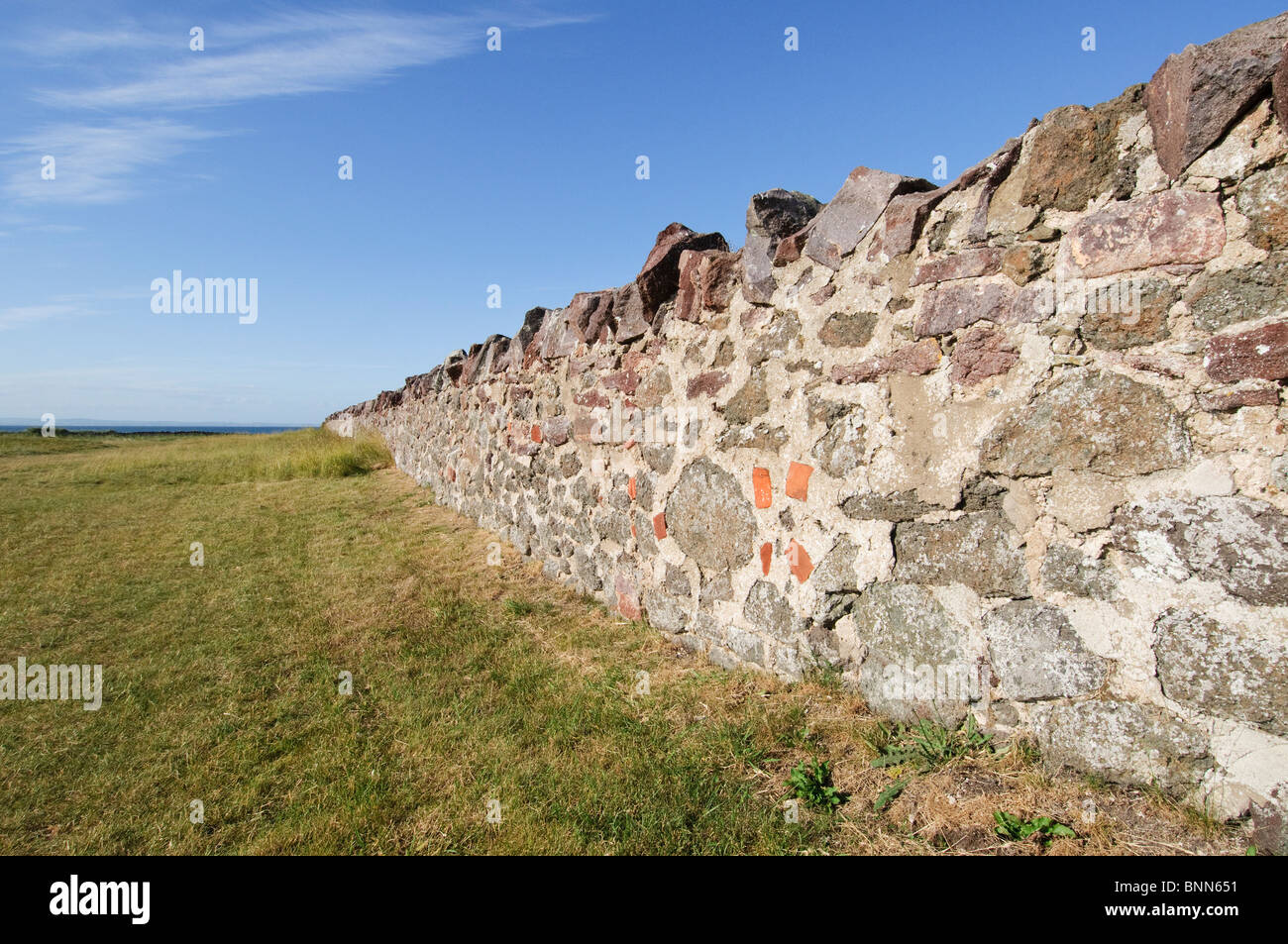 Einer traditionellen Steinmauer am Rande eines Feldes Stockfoto
